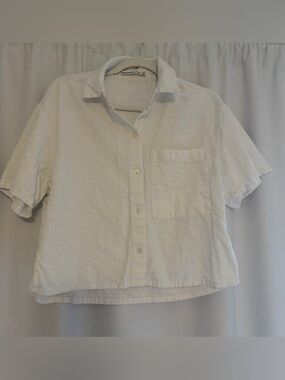 Abercrombie and Fitch Cropped Short Sleeve Button-Up Shirt in Off-White